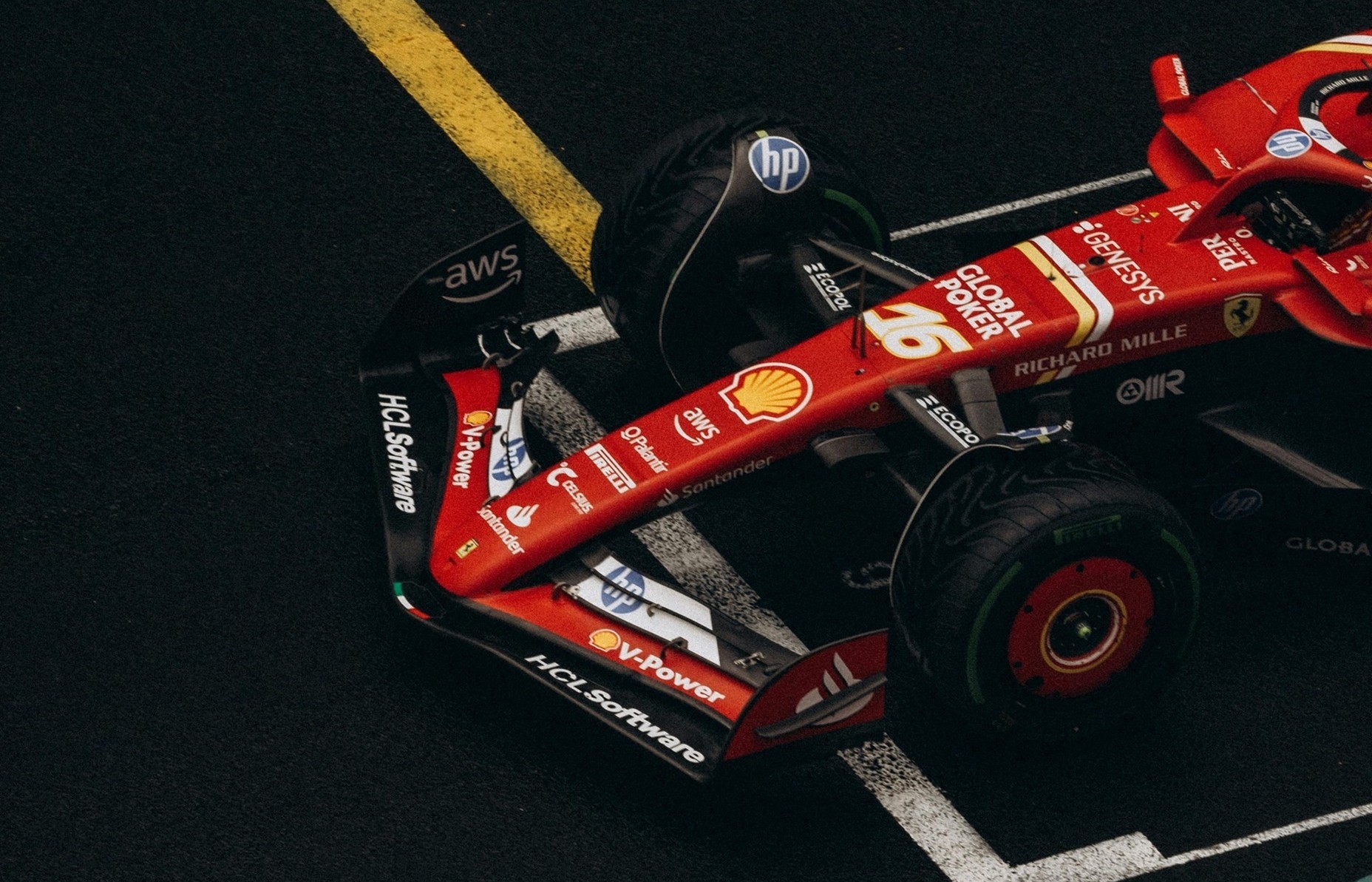 Photo en gros plan sur une Formule 1 rouge en mouvement